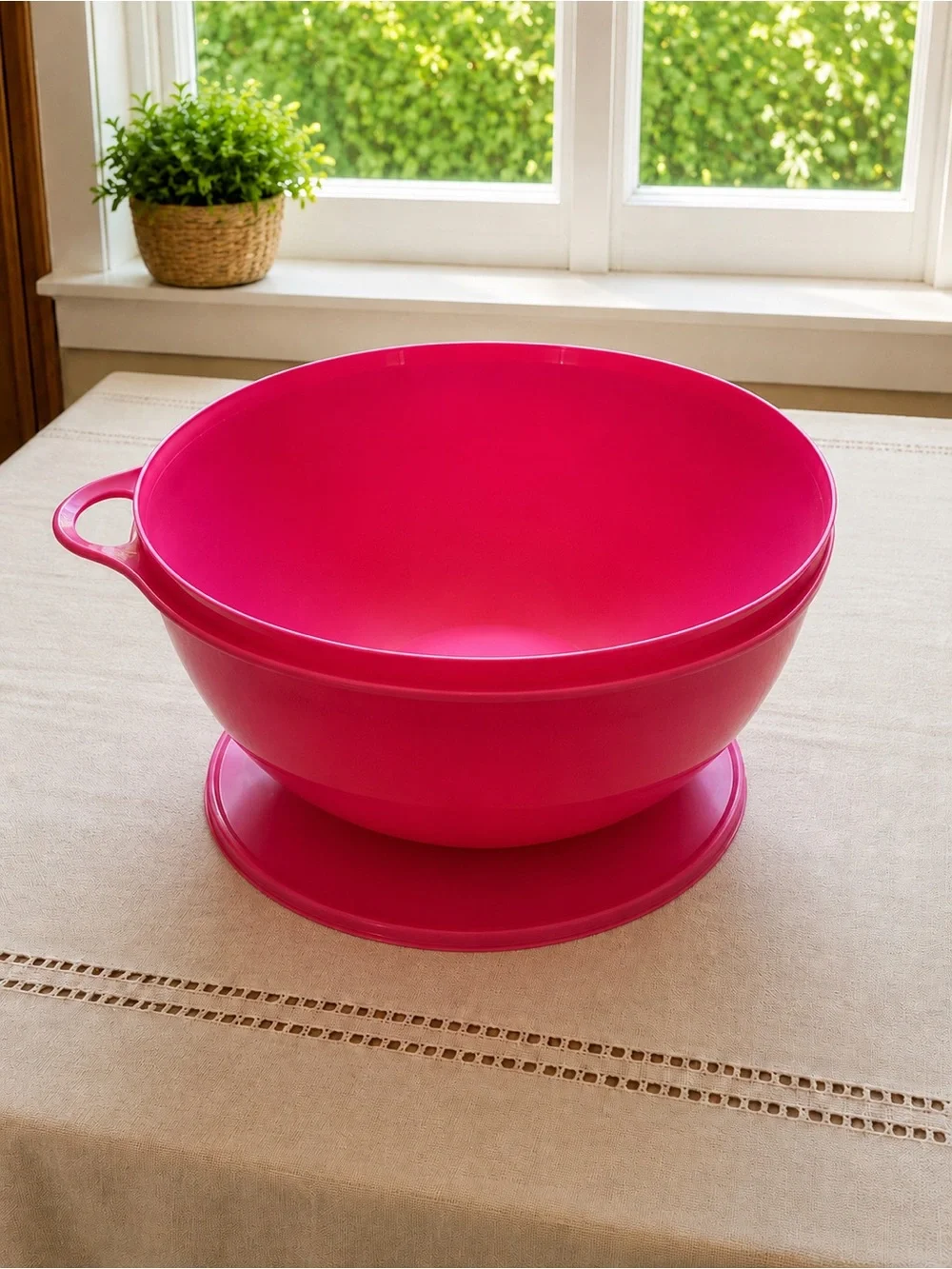 NEW Tupperware set 2 Bowls. One Bowl Blue 14L One Bowl Pink 7.8L With their Lids